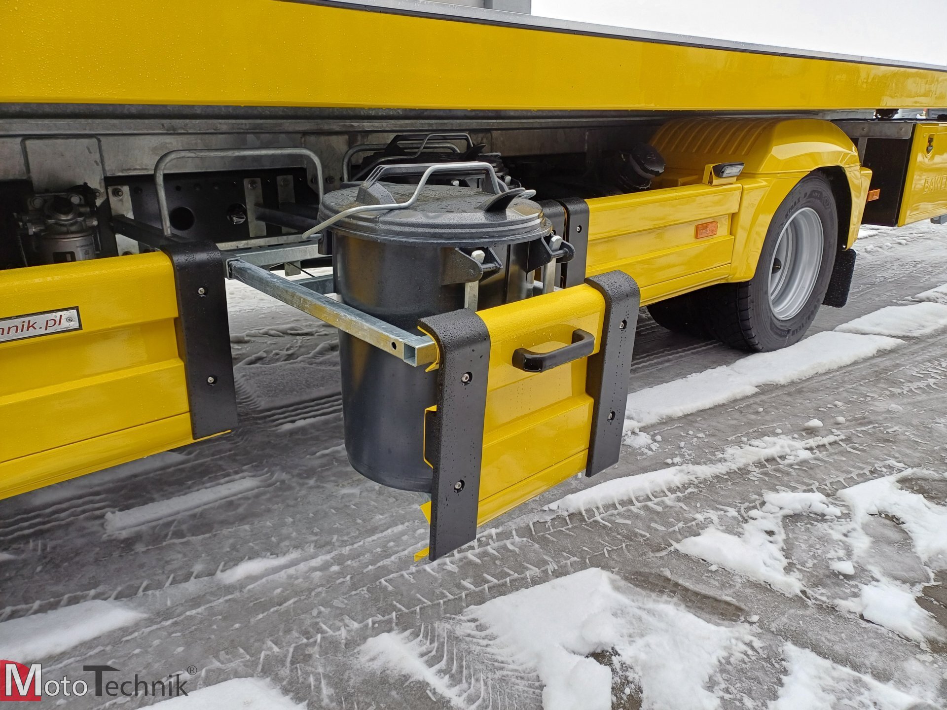 Mercedes Atego 1223 żółta platforma hydrauliczna śnieg podwozie