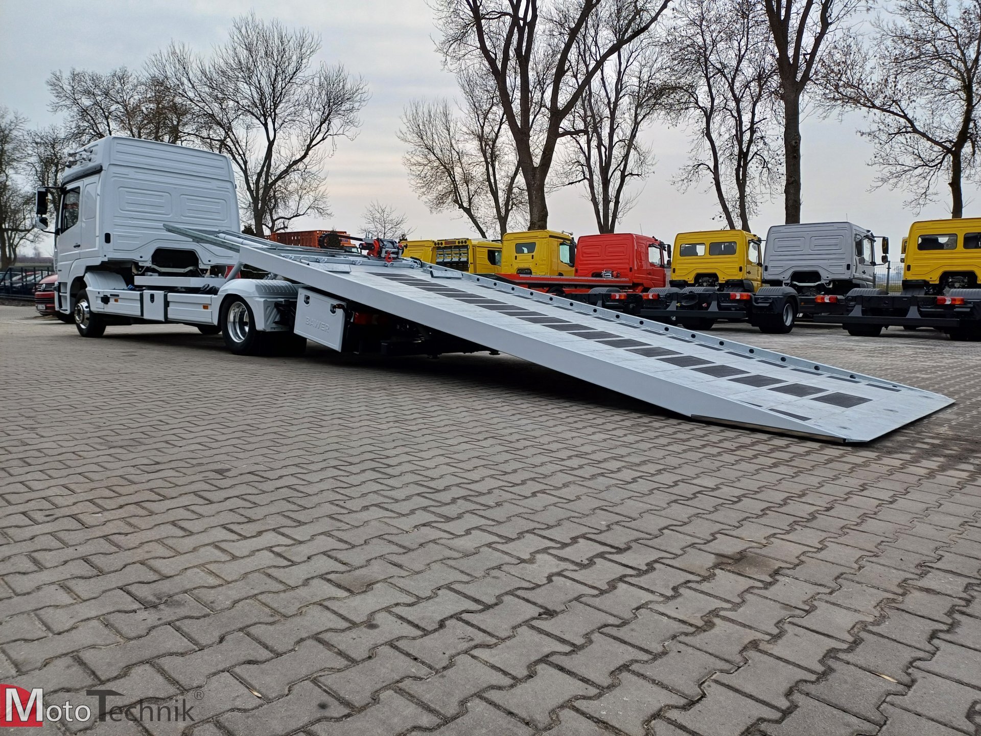 Mercedes Atego 1224 samochód z hydrauliczną platformą załadunkową