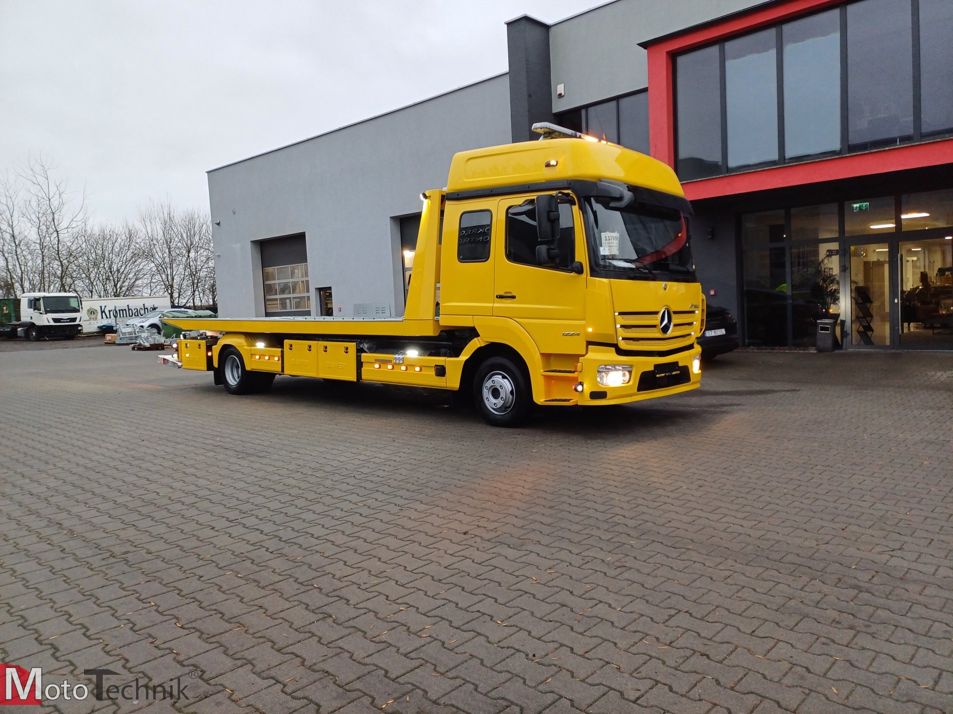 Mercedes Atego 1224 żółta laweta z platformą hydrauliczną