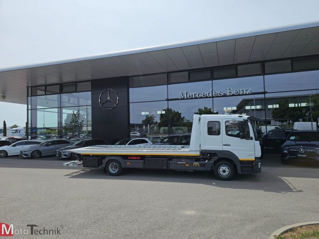 Mercedes Atego 1224 laweta przed salonem Mercedes-Benz