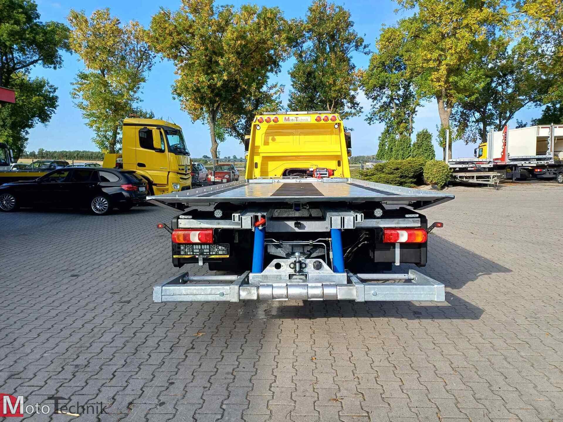 Mercedes Atego 1224 platforma hydrauliczna pojazd transportowy holownik