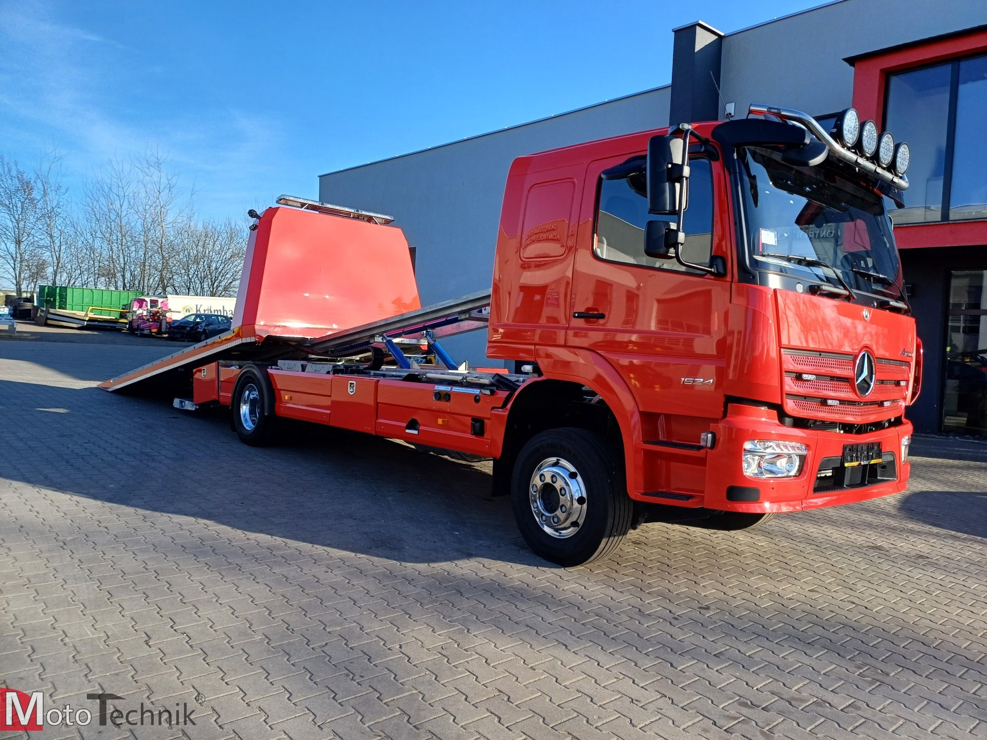 Czerwony Mercedes Atego 1524 laweta z hydrauliczną platformą