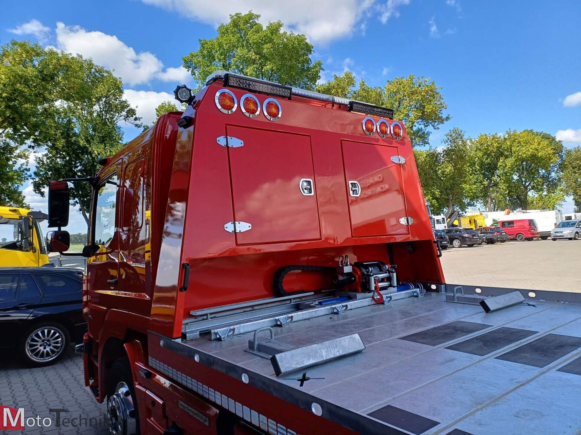 Mercedes Atego 1624 czerwony samochód z platformą hydrauliczną