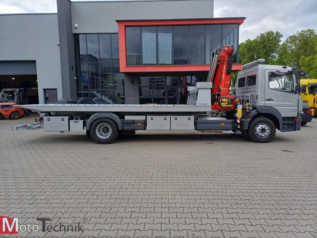 Mercedes Atego 1627 z platformą hydrauliczną i żurawiem