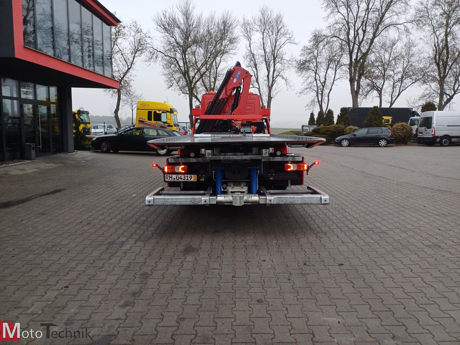 Mercedes Atego 1627 z platformą hydrauliczną i żurawiem