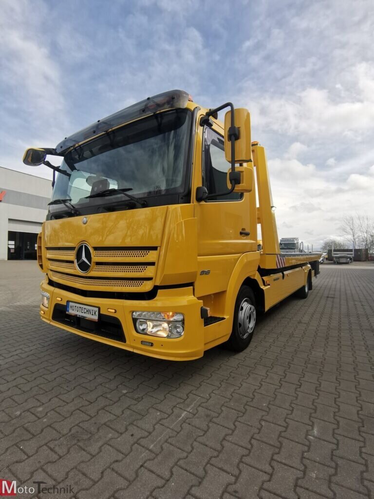 Mercedes Atego 818 żółta laweta z platformą hydrauliczną