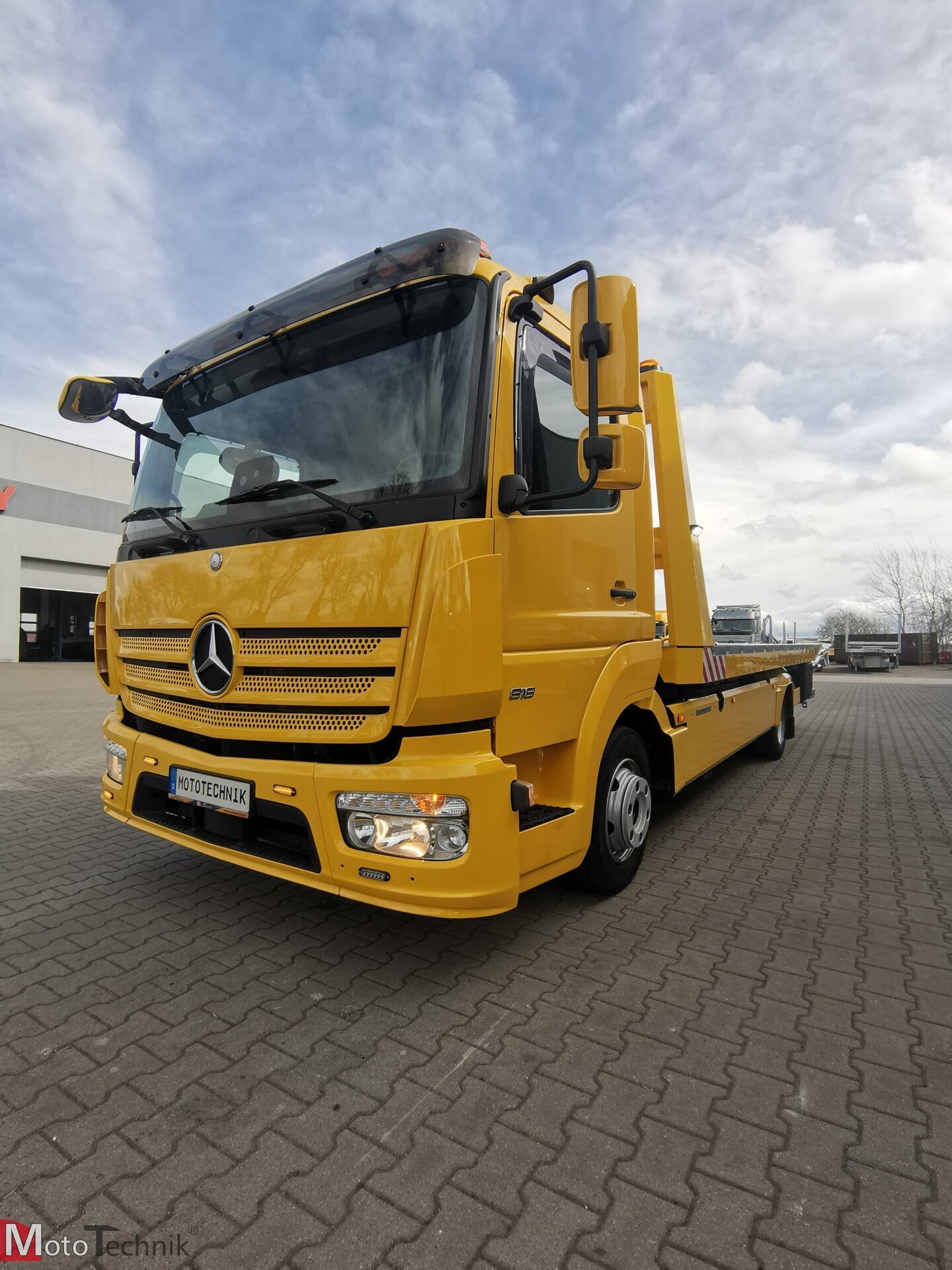 Mercedes Atego 818 żółta laweta z platformą hydrauliczną