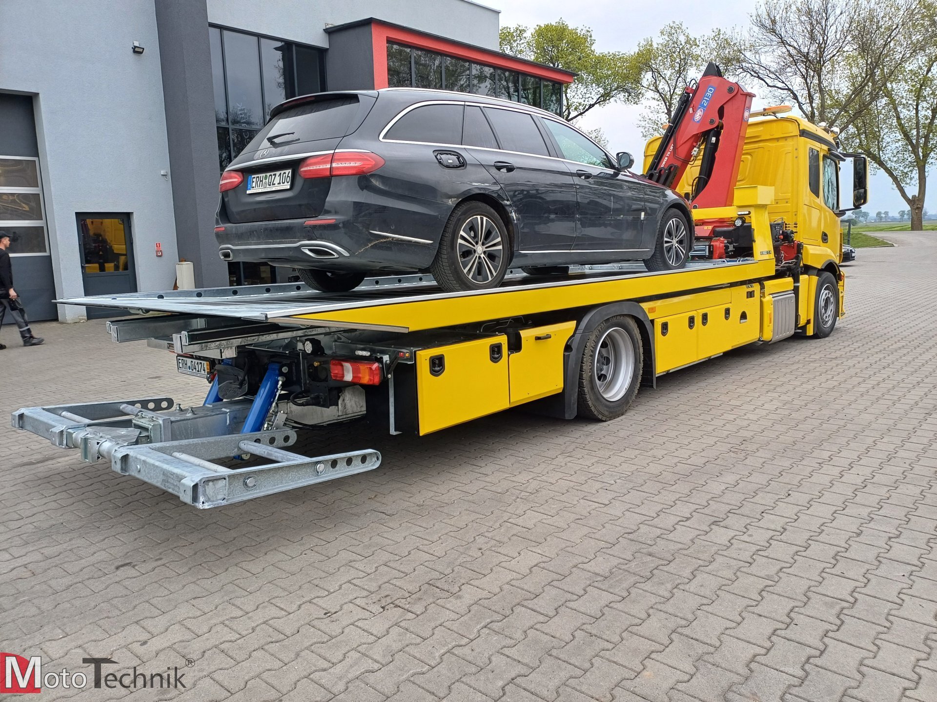 Mercedes Actros 1833 laweta z czarnym samochodem osobowym