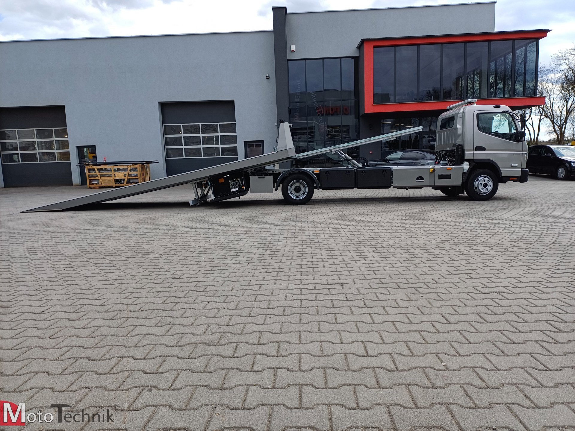 Samochód ciężarowy Mitsubishi Fuso Canter z platformą hydrauliczną