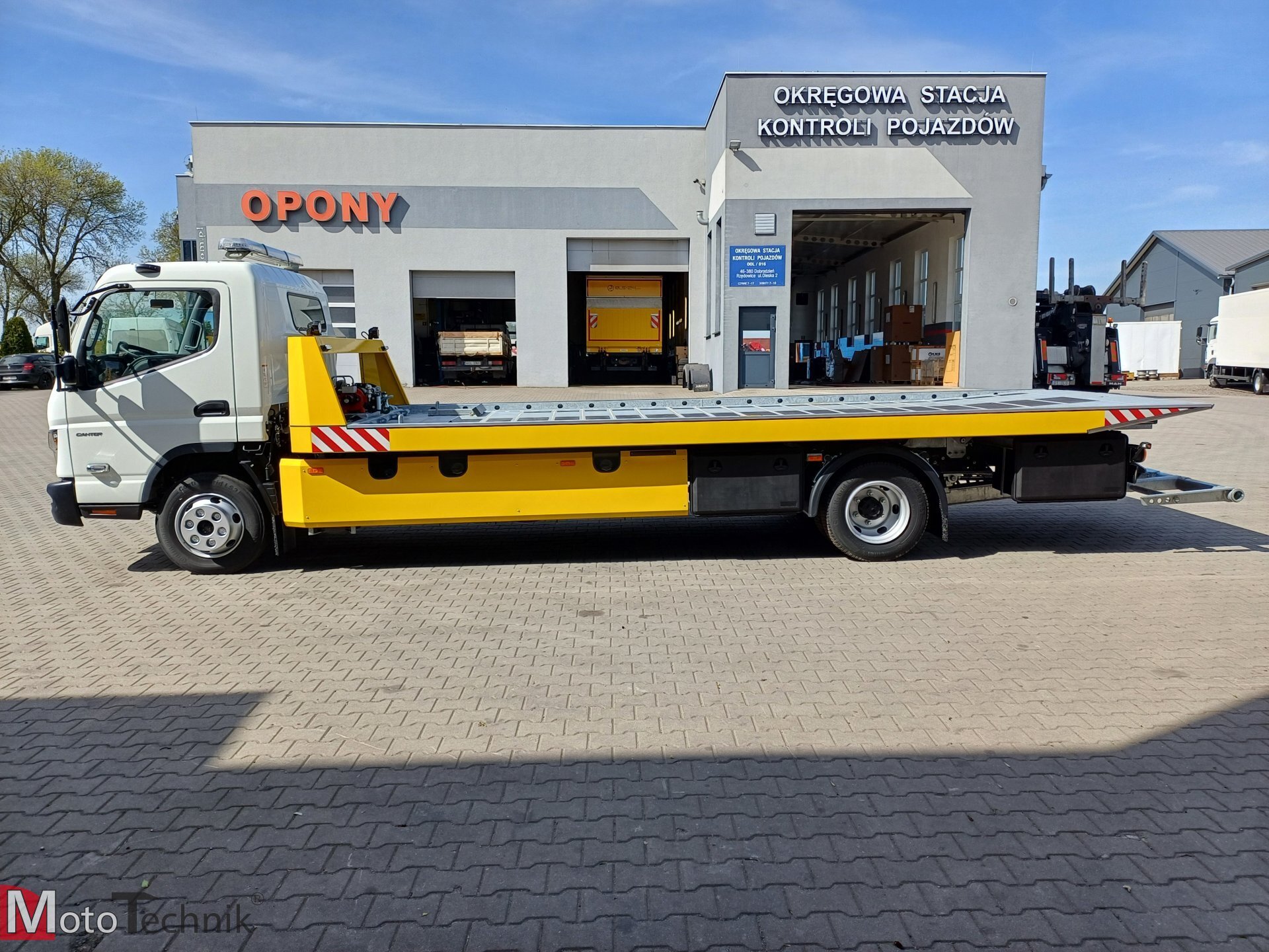 Samochód Mitsubishi Fuso Canter z platformą hydrauliczną holownik