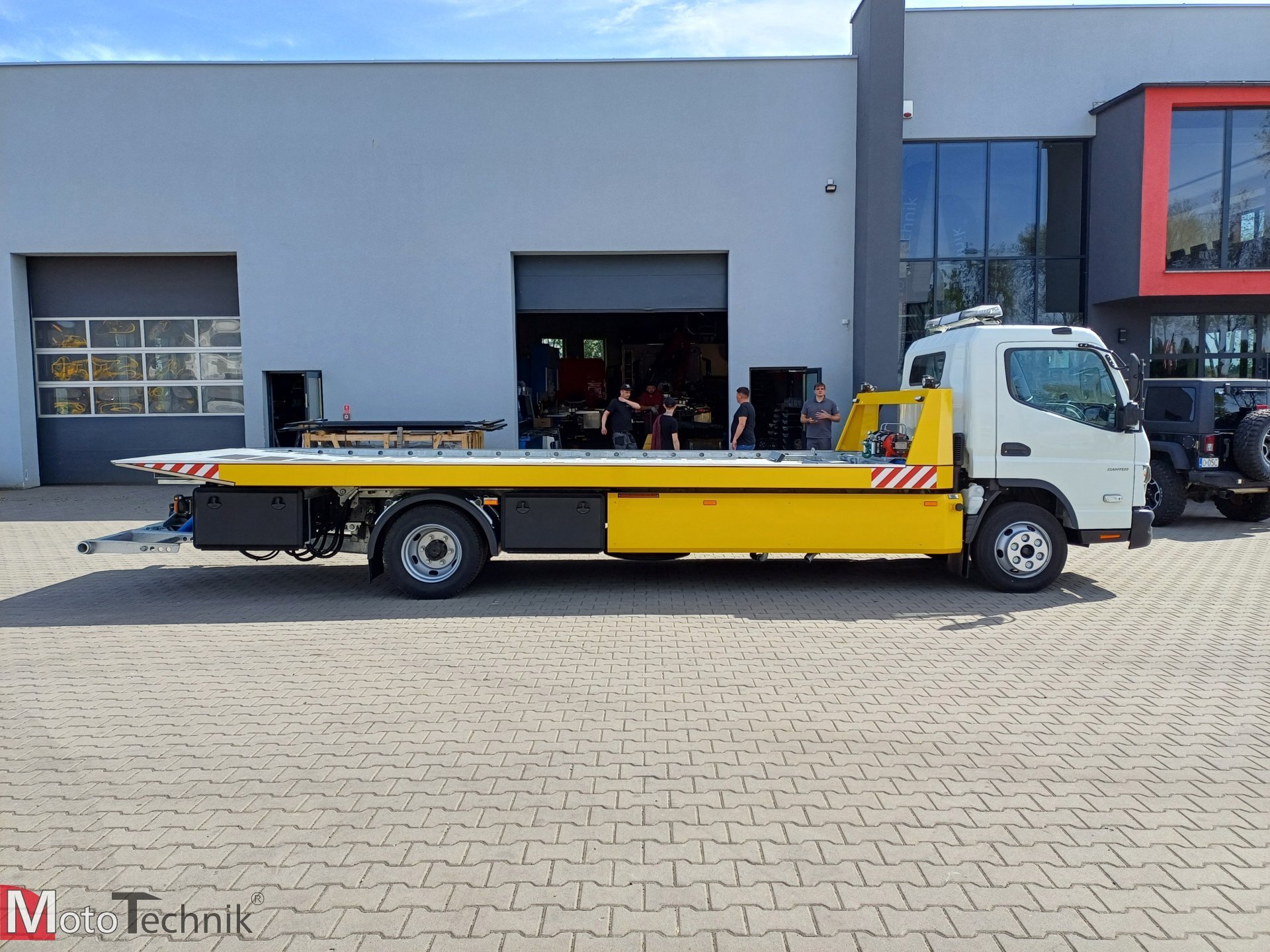 Mitsubishi Fuso Canter laweta z hydrauliczną platformą transportową