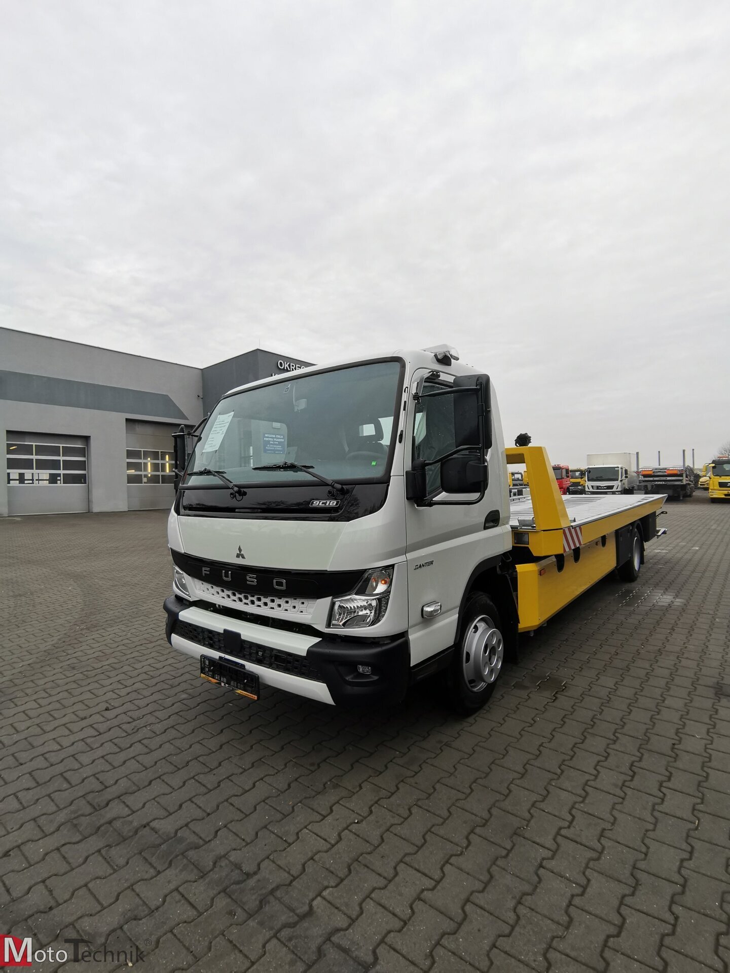 samochód Mitsubishi Fuso Canter platforma hydrauliczna holownik
