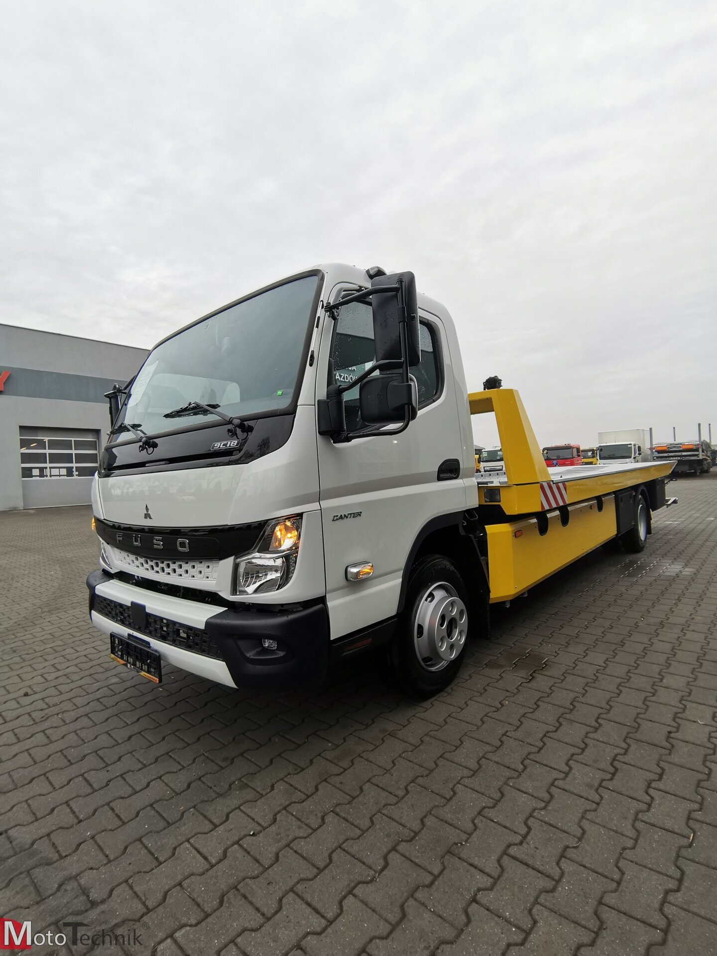 Mitsubishi Fuso Canter 9C18 laweta platforma hydrauliczna żółta