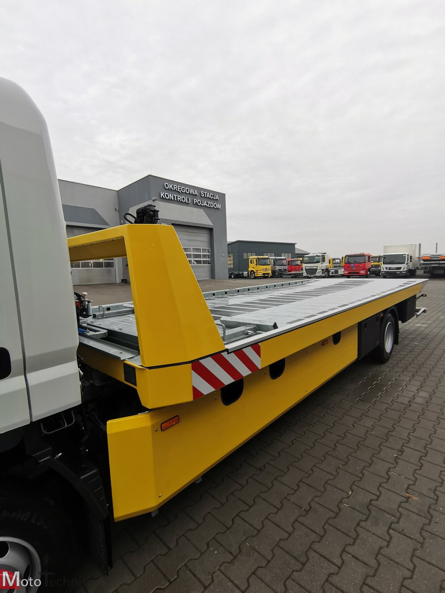 Mitsubishi Fuso Canter platforma hydrauliczna pojazd transportowy