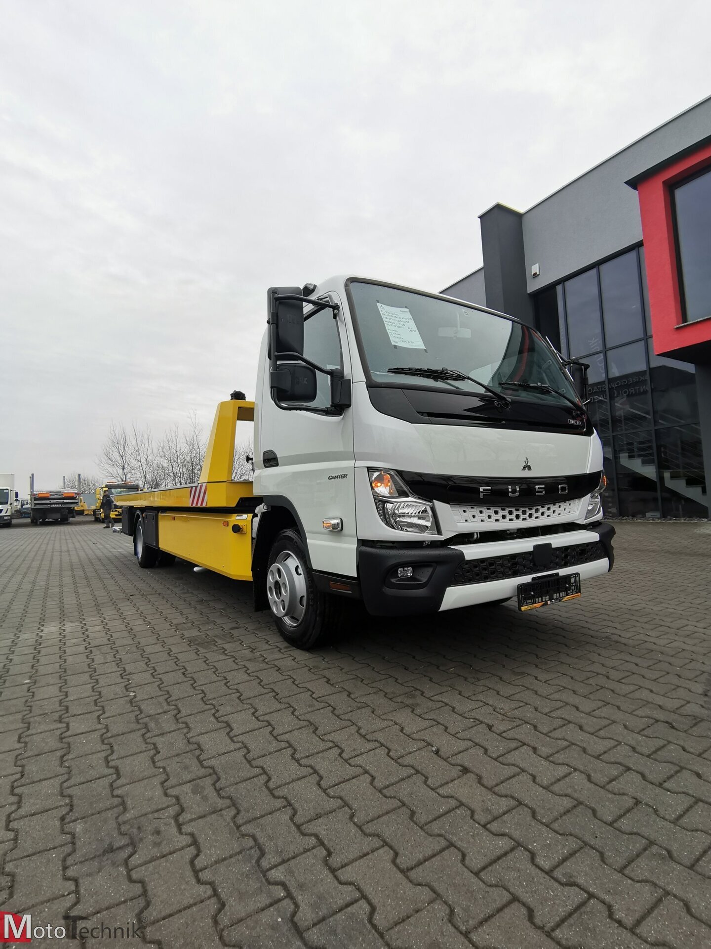 Samochód ciężarowy Mitsubishi Fuso Canter z platformą hydrauliczną