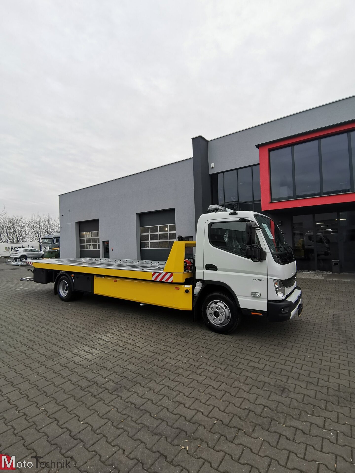 samochód Mitsubishi Fuso Canter platforma hydrauliczna holownik