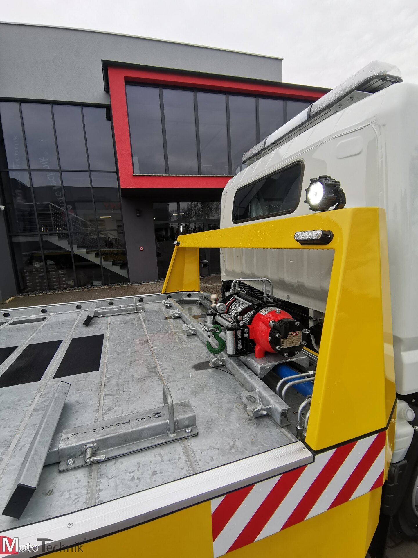Mitsubishi Fuso Canter zabudowa platforma hydrauliczna holownik