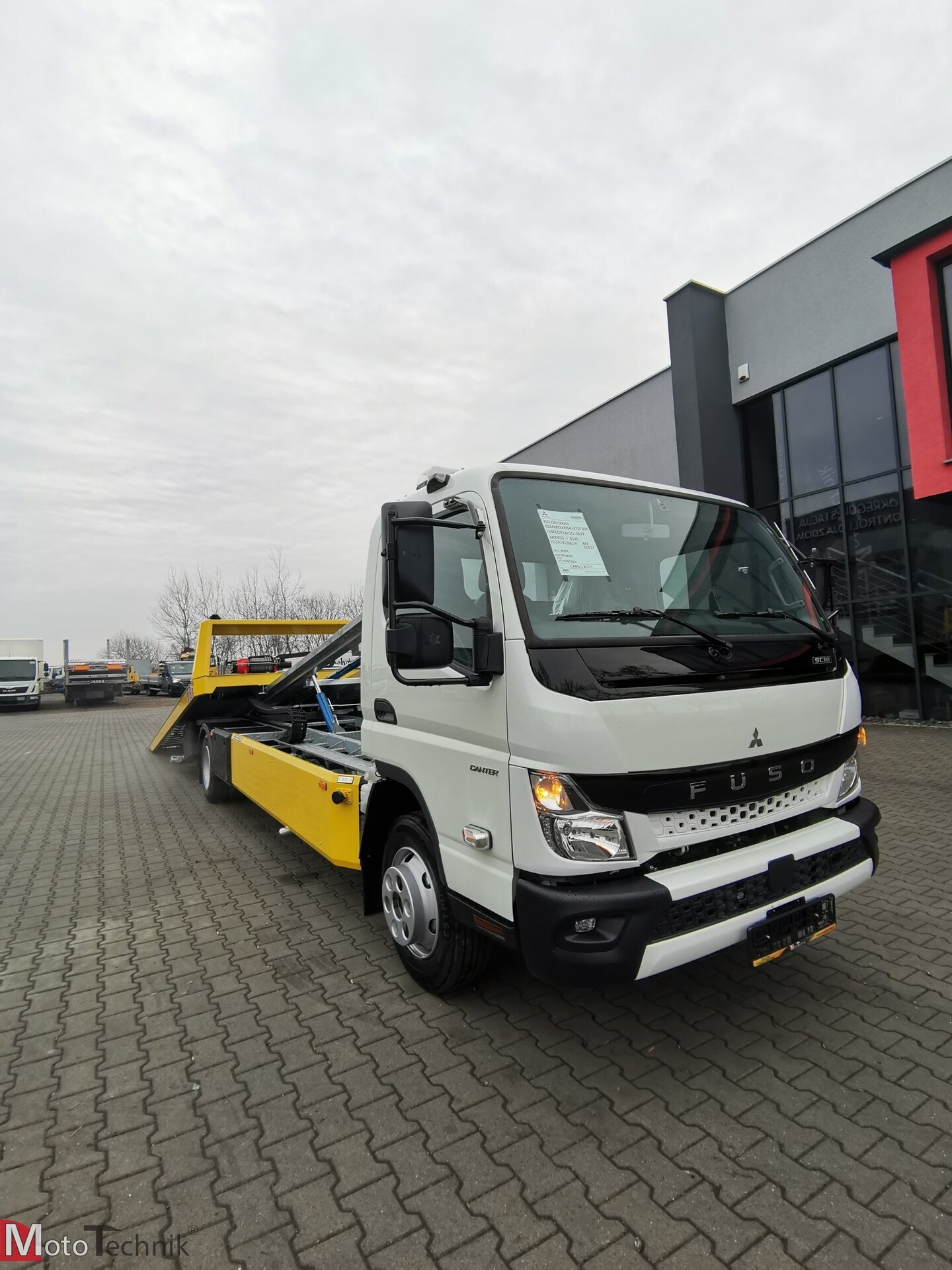 Mitsubishi Fuso Canter laweta platforma hydrauliczna biała żółta