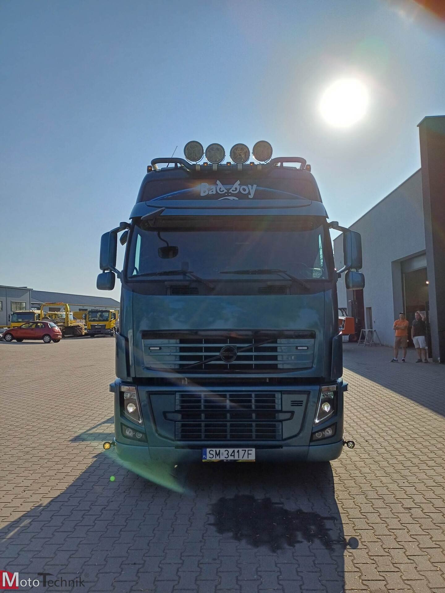 ciężarówka Volvo FH 16 z reflektorami dachowymi na placu