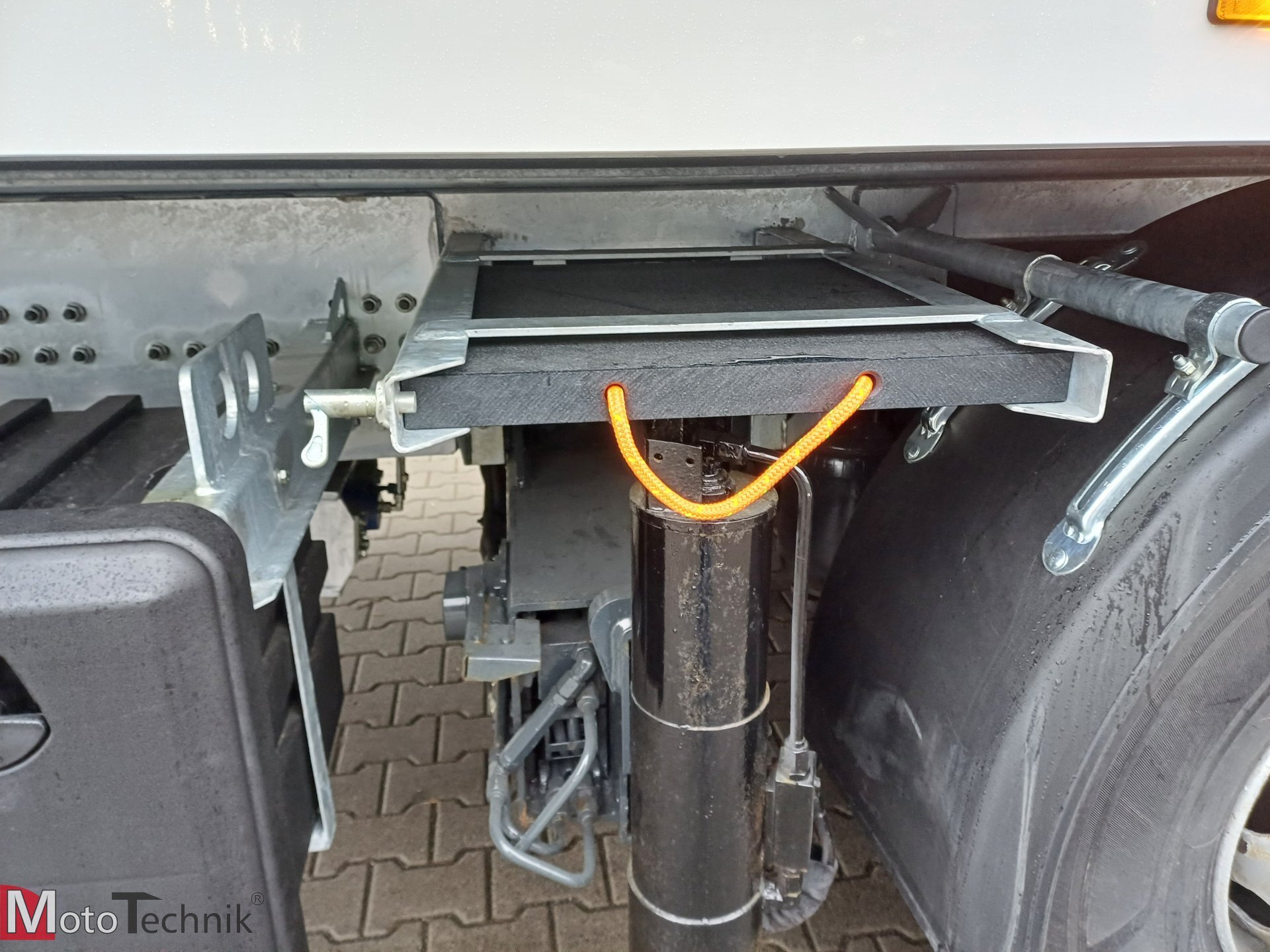 Hydrauliczna platforma pod pojazdem Volvo FM Niemcy