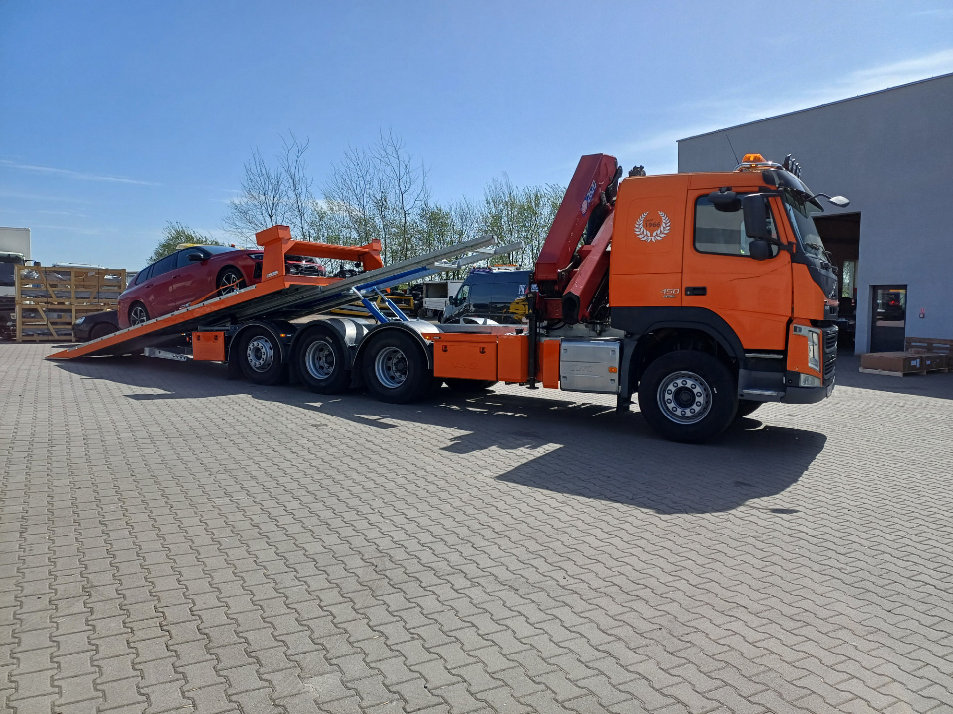 ciężarówka volvo fm 450 z platformą hydrauliczną i samochodem