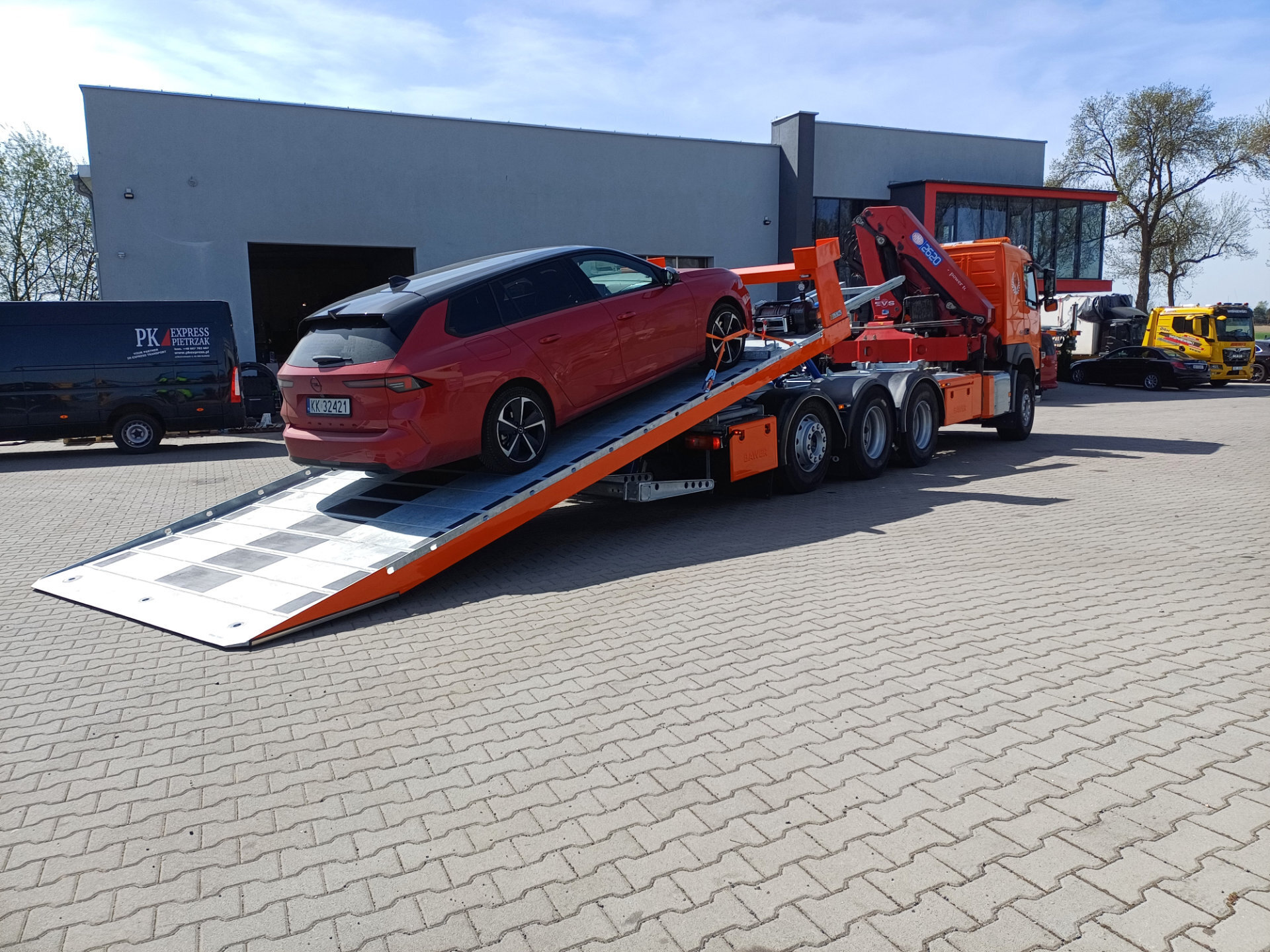 laweta volvo fm 450 samochód osobowy na platformie hydraulicznej