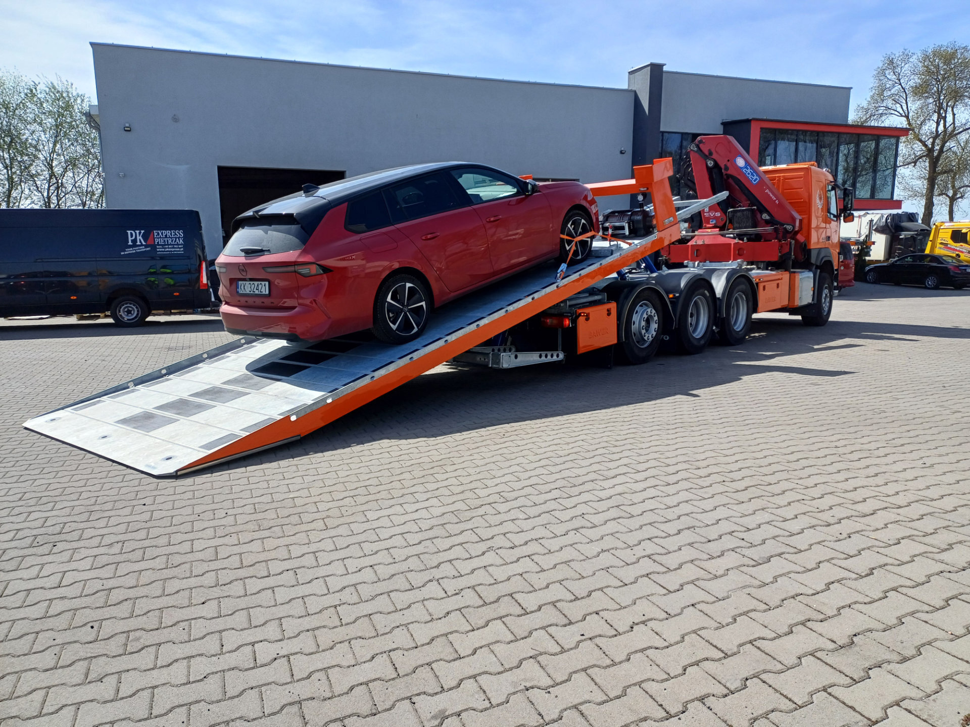 Volvo FM 450 laweta z platformą hydrauliczną i samochodem