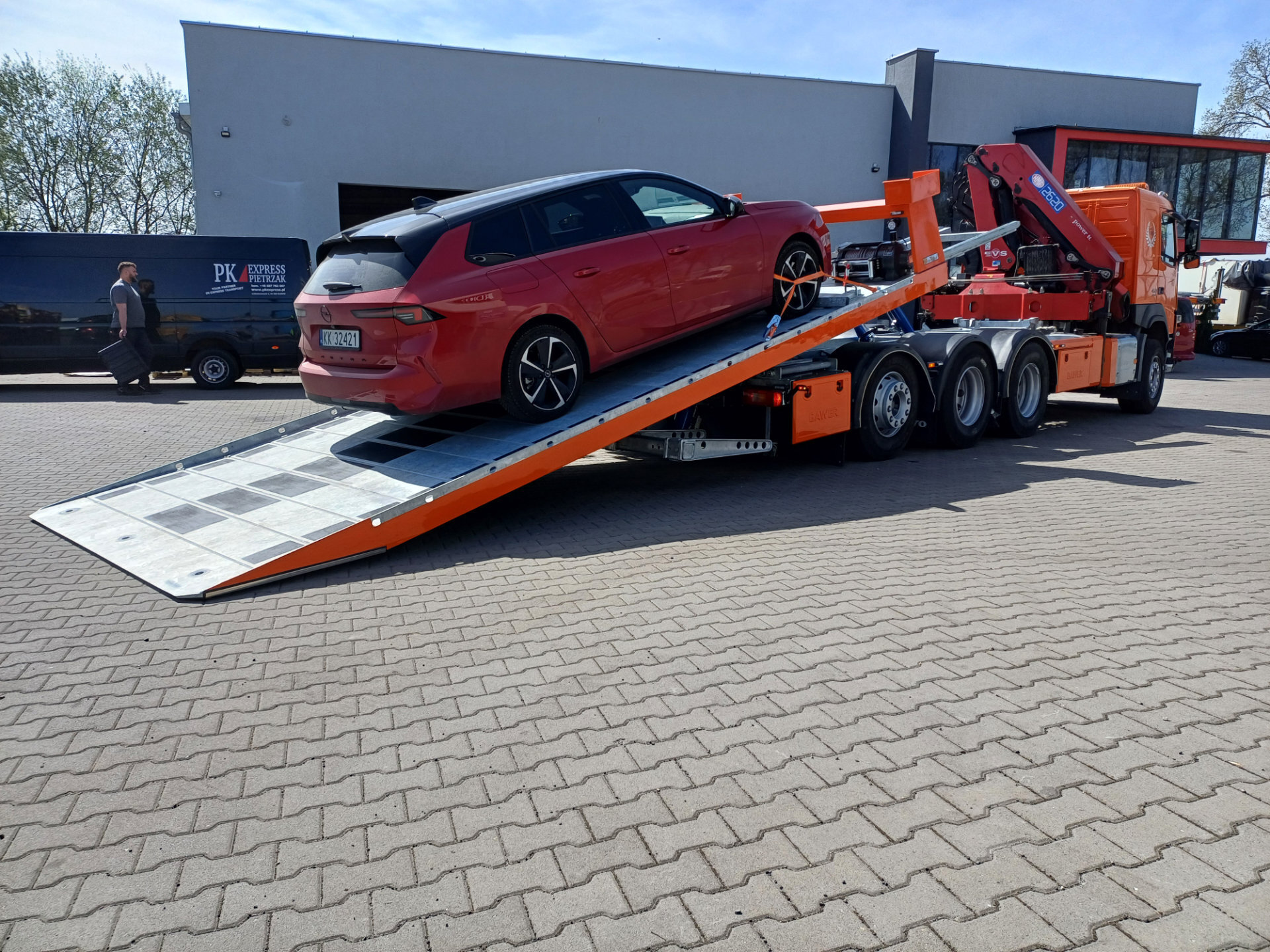 samochód na platformie hydraulicznej na lawecie Volvo FM 450