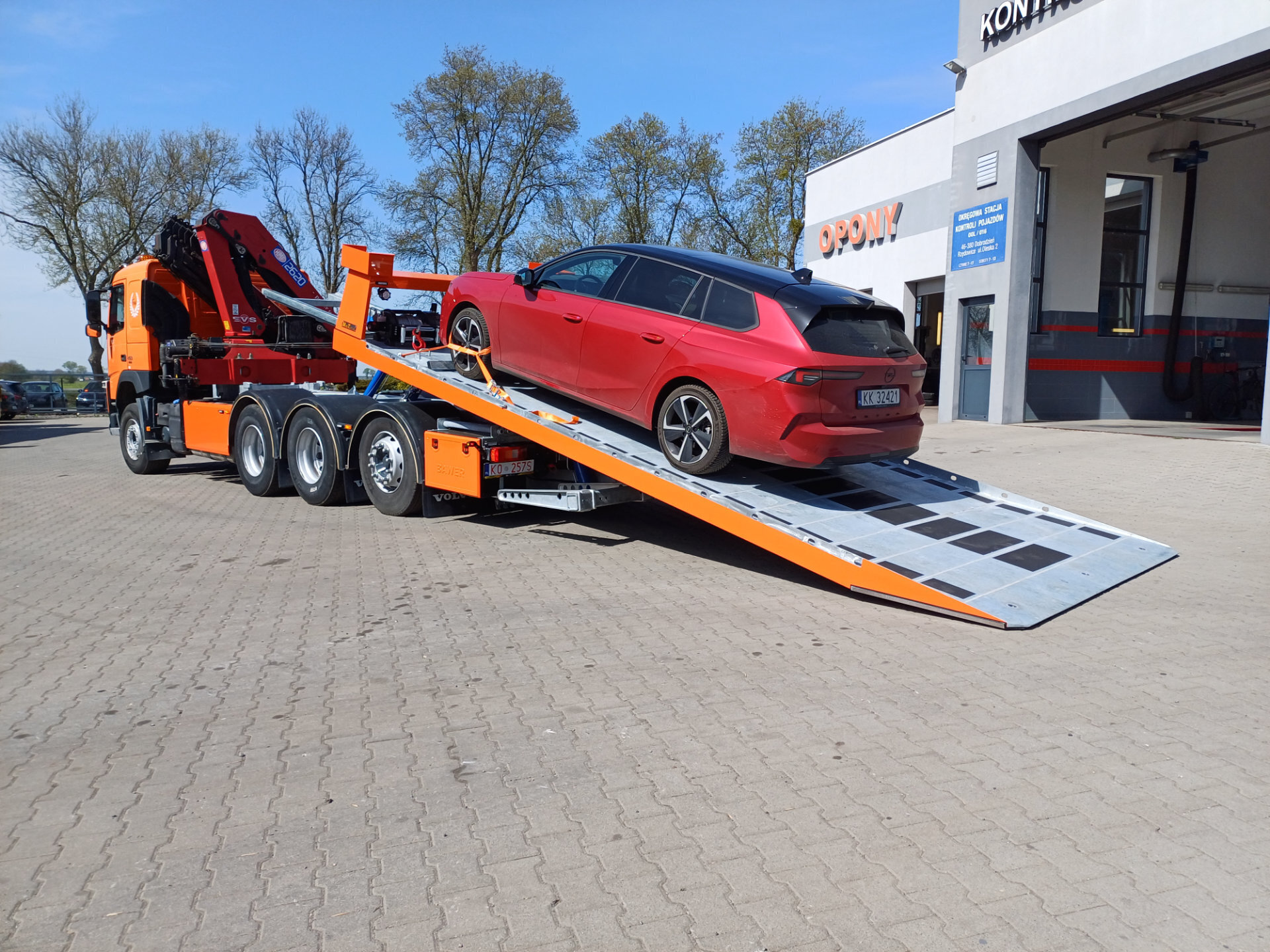 Volvo FM 450 laweta z czerwonym samochodem osobowym