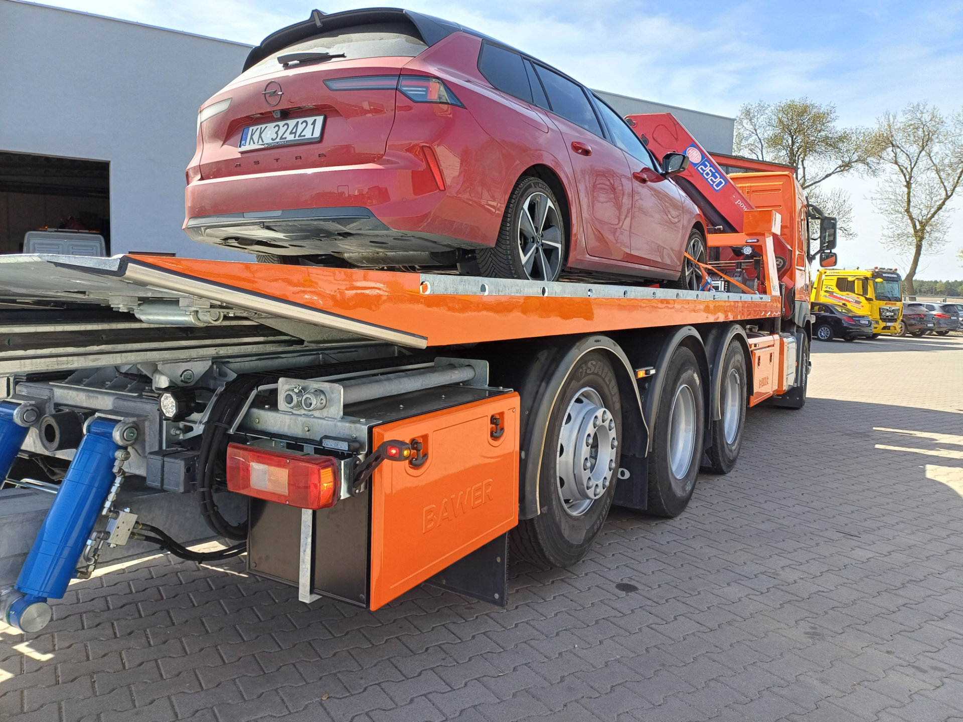 czerwony Opel Astra na lawecie pomocy drogowej Volvo