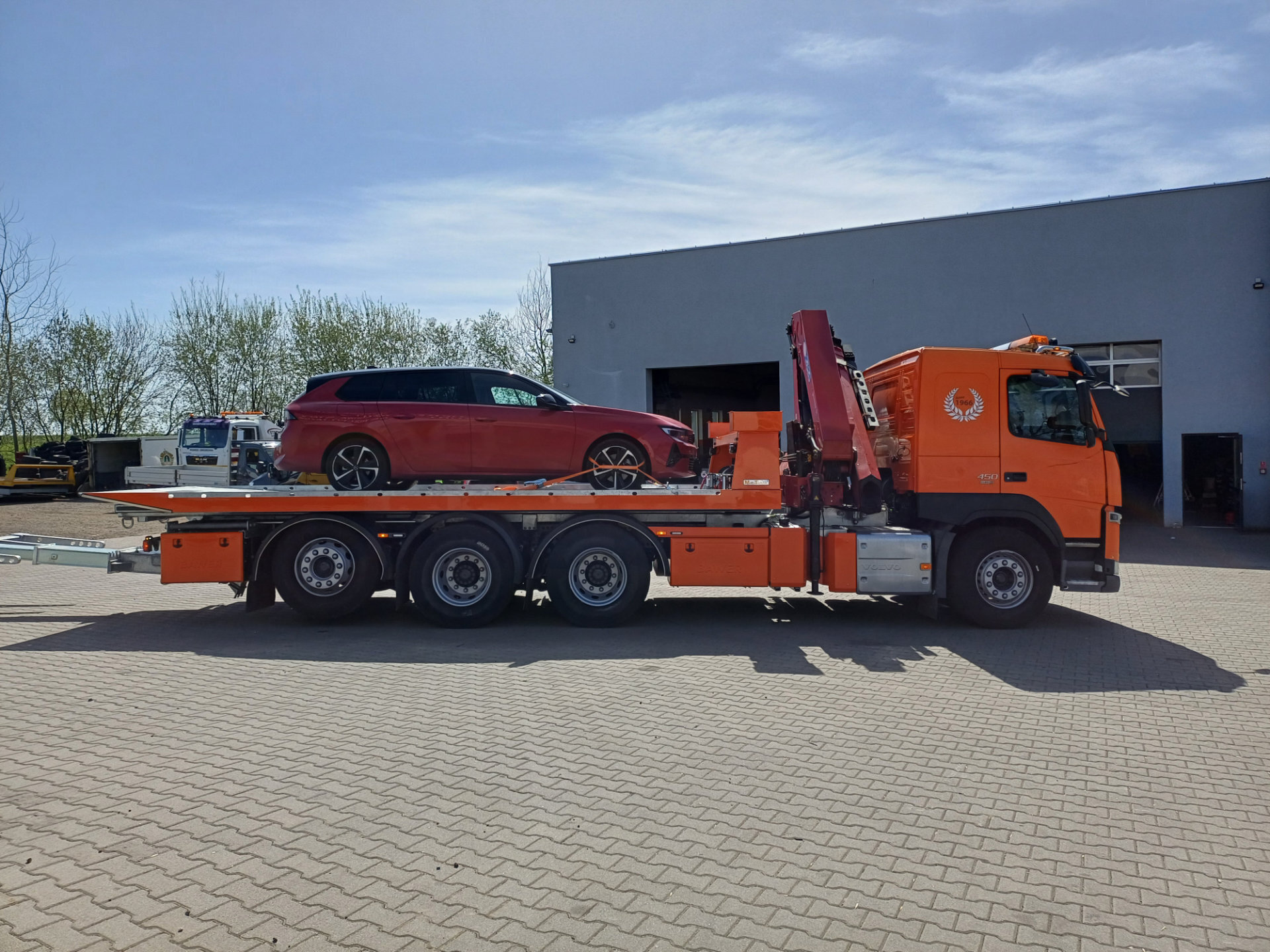 ciężarówka volvo fm 450 z platformą hydrauliczną i samochodem
