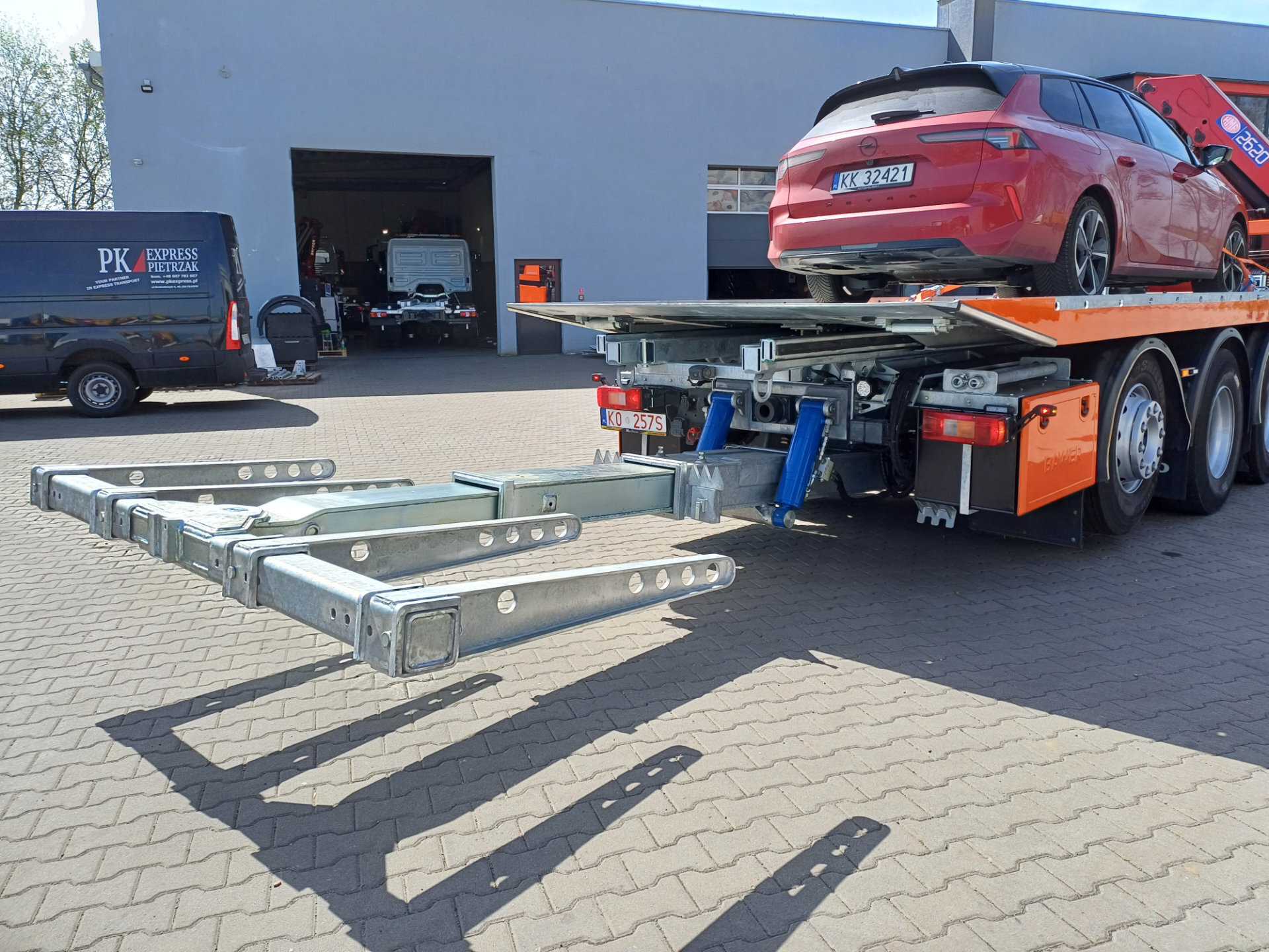 laweta z platformą hydrauliczną i samochodem osobowym