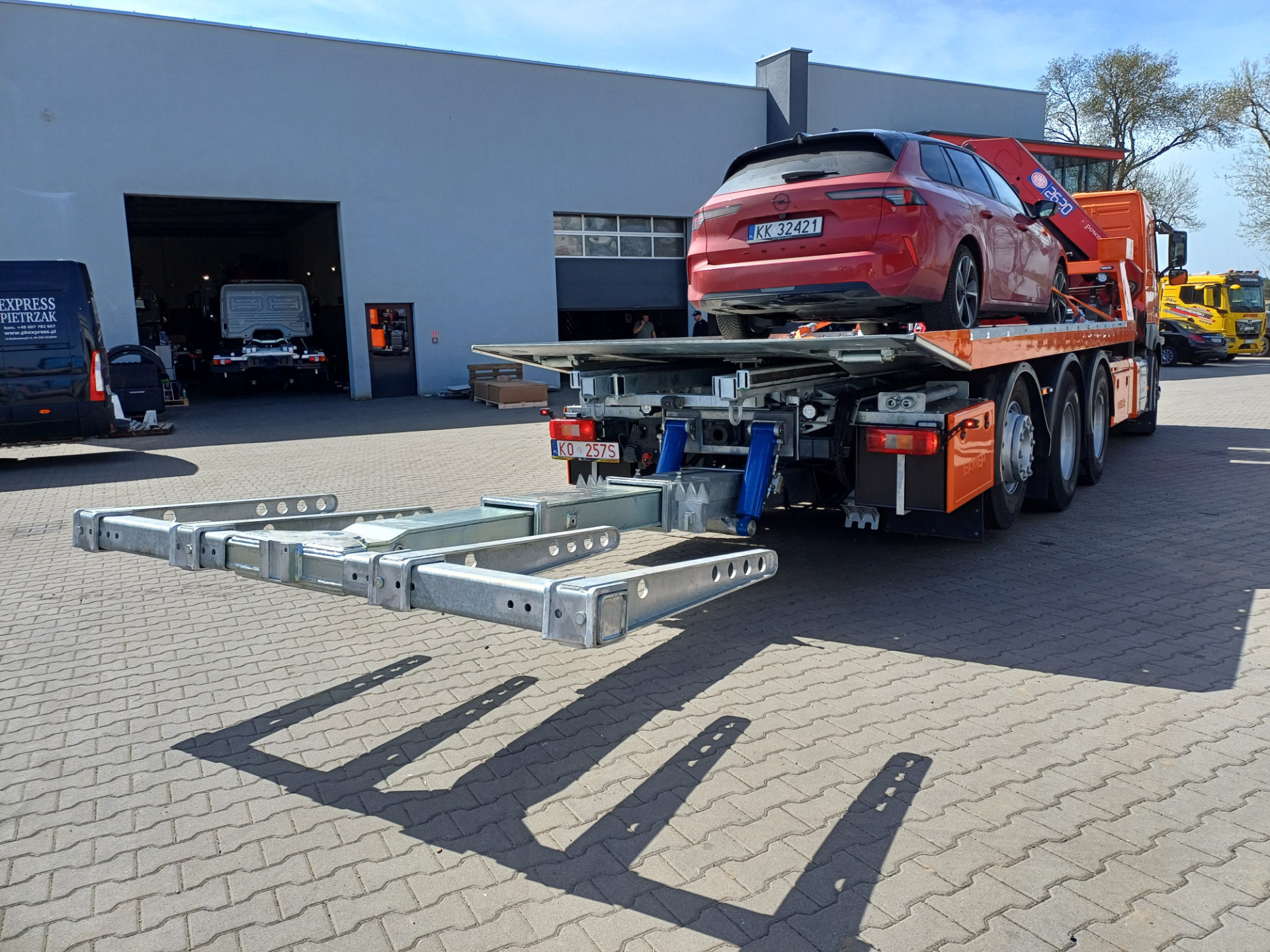 laweta volvo fm 450 z platformą hydrauliczną i samochodem opel