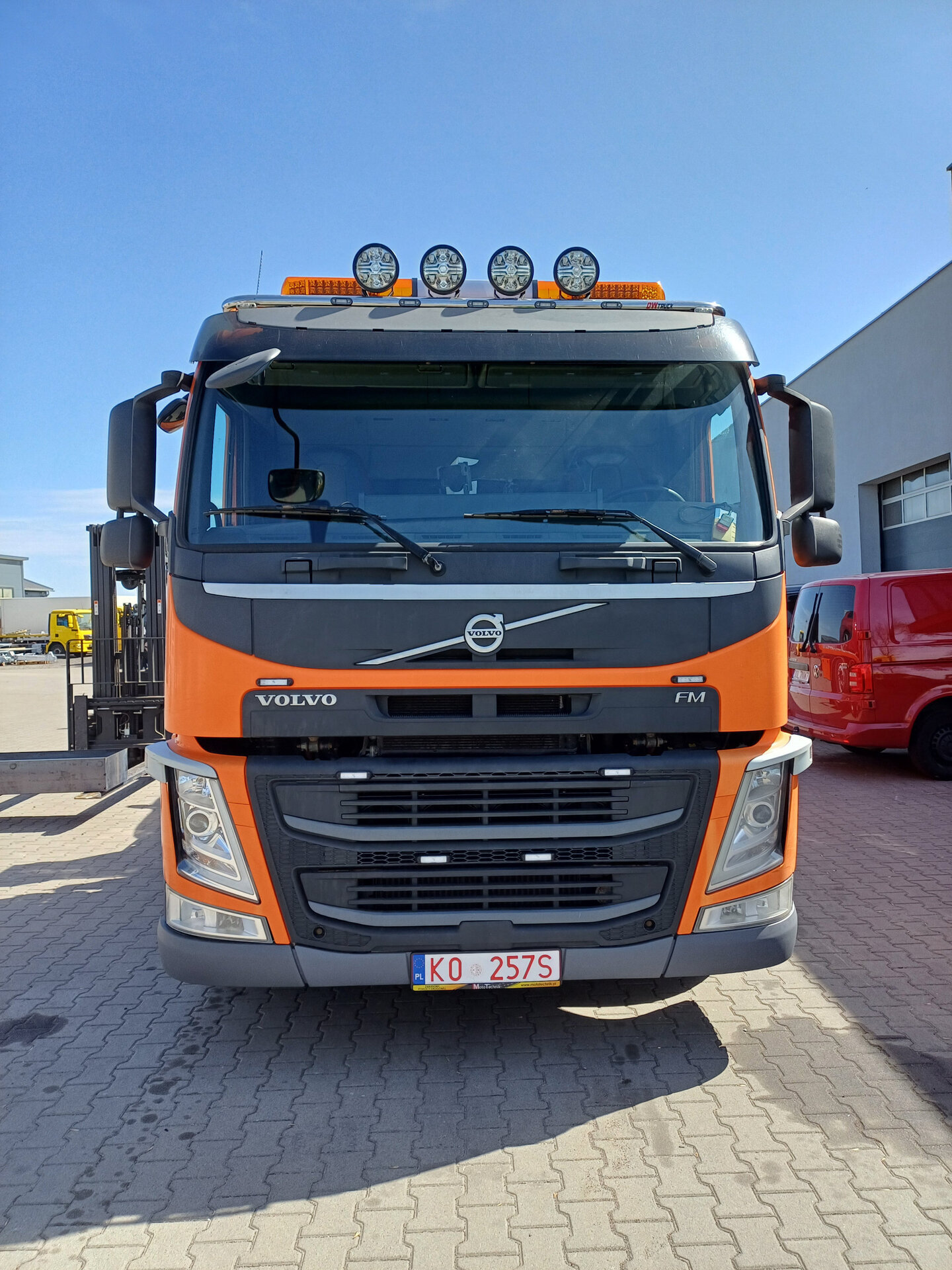 Ciężarówka Volvo FM 450 pomarańczowo-czarna widok z przodu