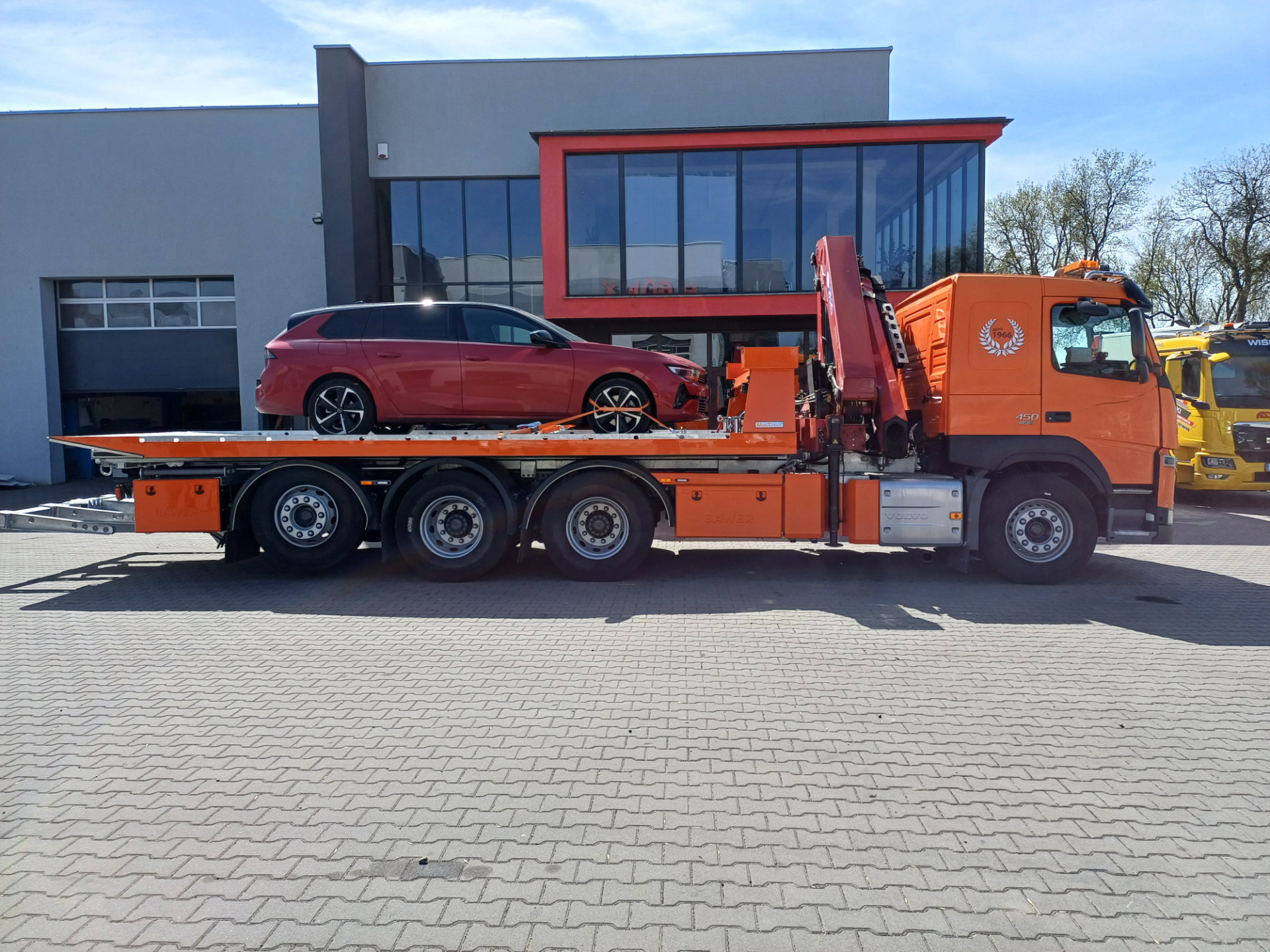 laweta volvo fm 450 z samochodem osobowym platforma hydrauliczna